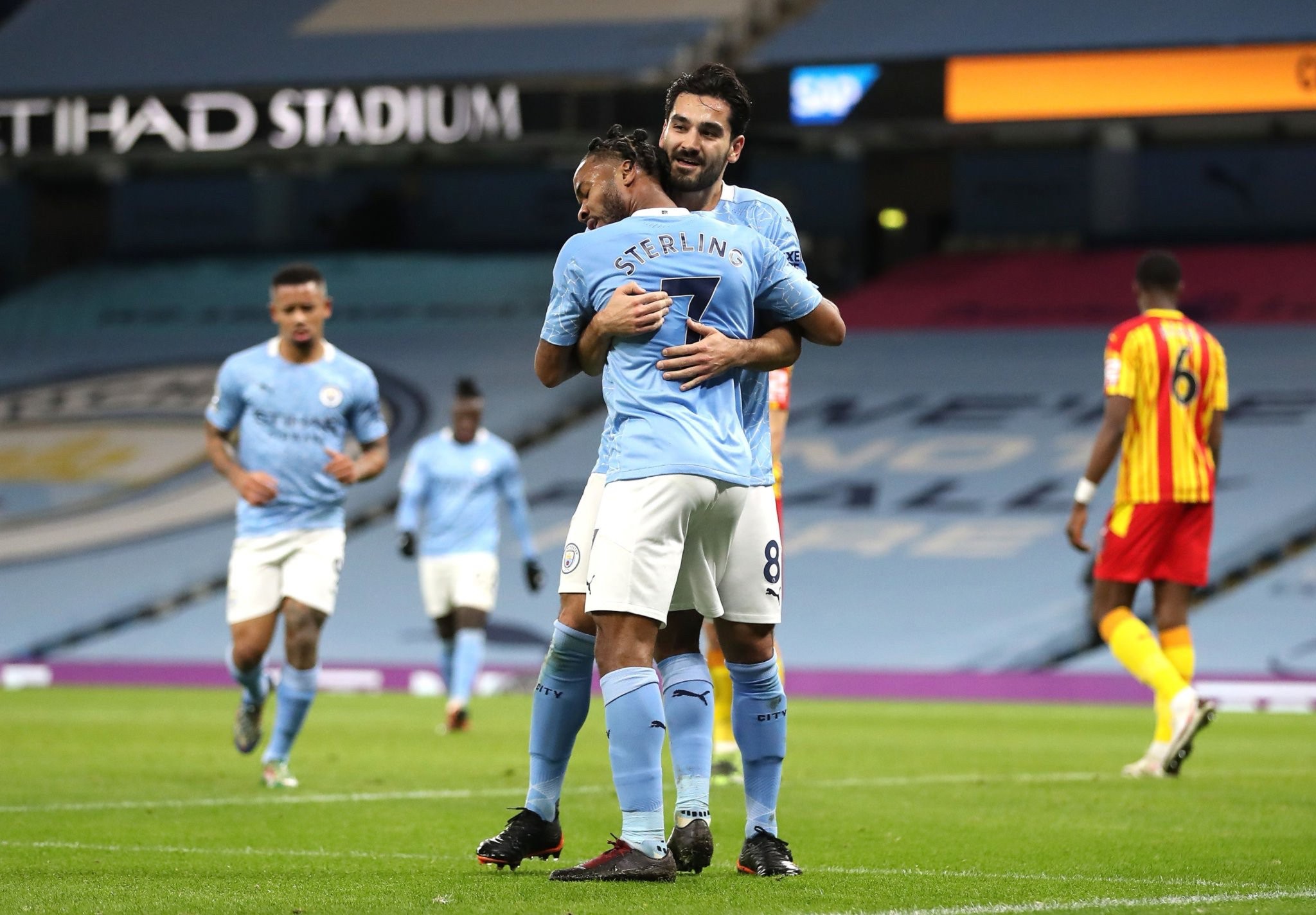 定眼神也向 定眼神也向